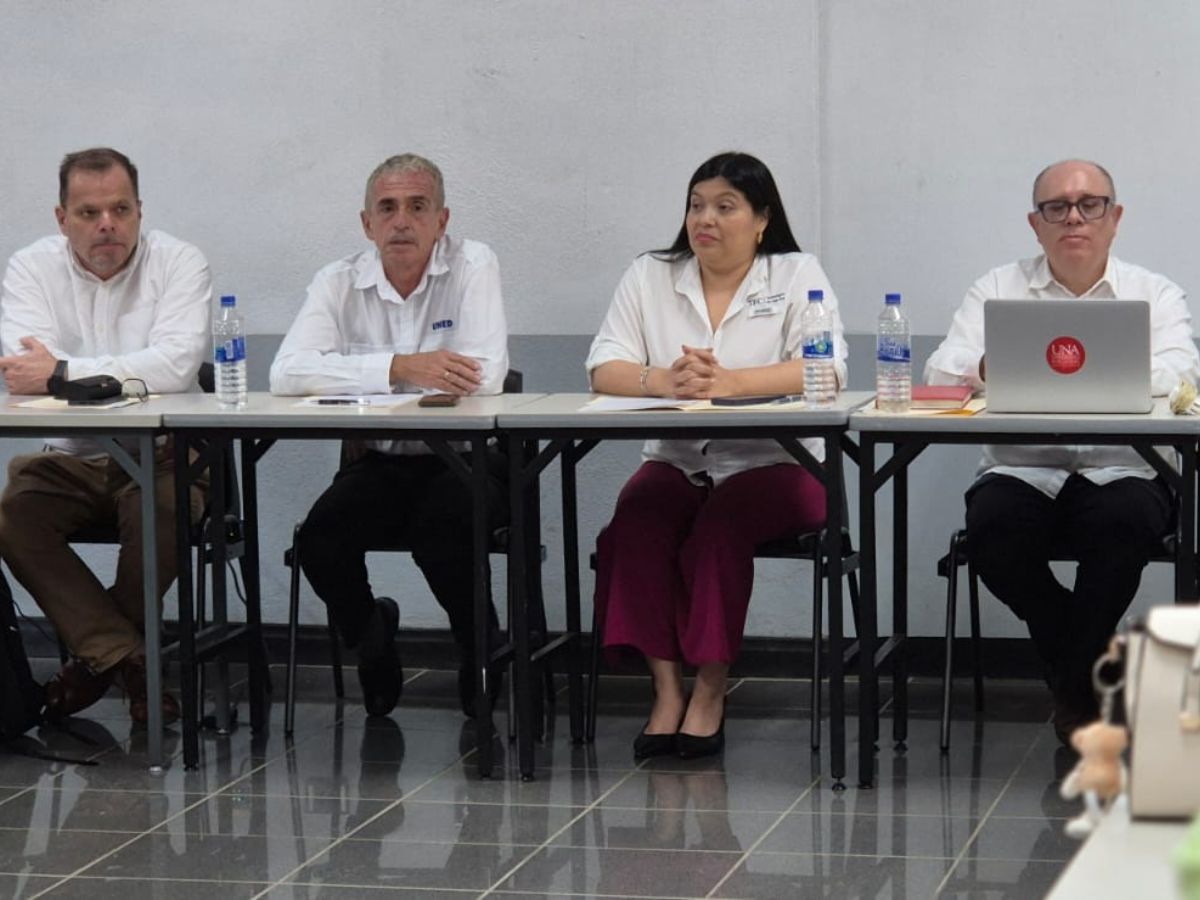 Este 3 de abril, se llevó a cabo una importante reunión entre los rectores de las universidades públicas y representantes del sector municipal, del Ministerio de Educación Pública (MEP), INDER, de la Junta Administrativa del Instituto de Guanacaste, con el objetivo de fortalecer la presencia de las universidades públicas en la provincia de Guanacaste