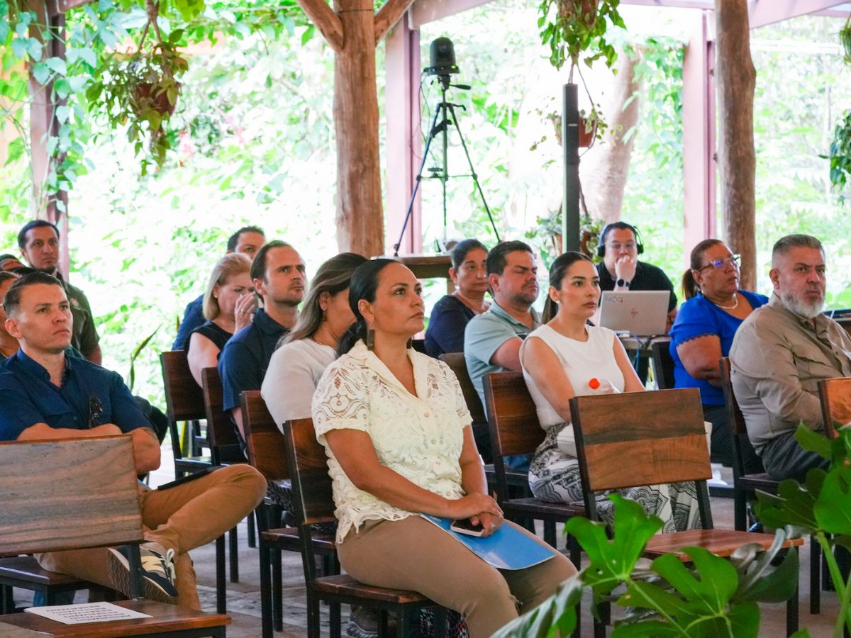 “Este programa fortalece la articulación entre instituciones públicas, gobiernos locales, el sector productivo, la academia y organizaciones de personas productoras, con el fin de integrar la conservación de ecosistemas en las decisiones de desarrollo territorial. A través de esta coordinación intersectorial, se busca generar impactos sostenibles que mejoren el bienestar de las comunidades y refuercen la resiliencia y sostenibilidad de los sistemas agroalimentarios”, afirmó Andrea Padilla, representante asistente de programas de la FAO en Costa Rica.