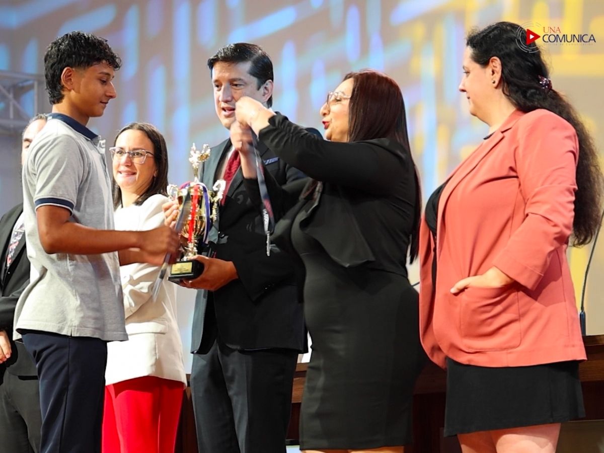 Ese lunes 19 de setiembre realizó la premiación de la Olimpiada Costarricense de Química y la Olimpiada Costarricense de Ciencias, donde decenas de estudiantes de secundaria de todo el país recibieron reconocimientos por su esfuerzo y dedicación