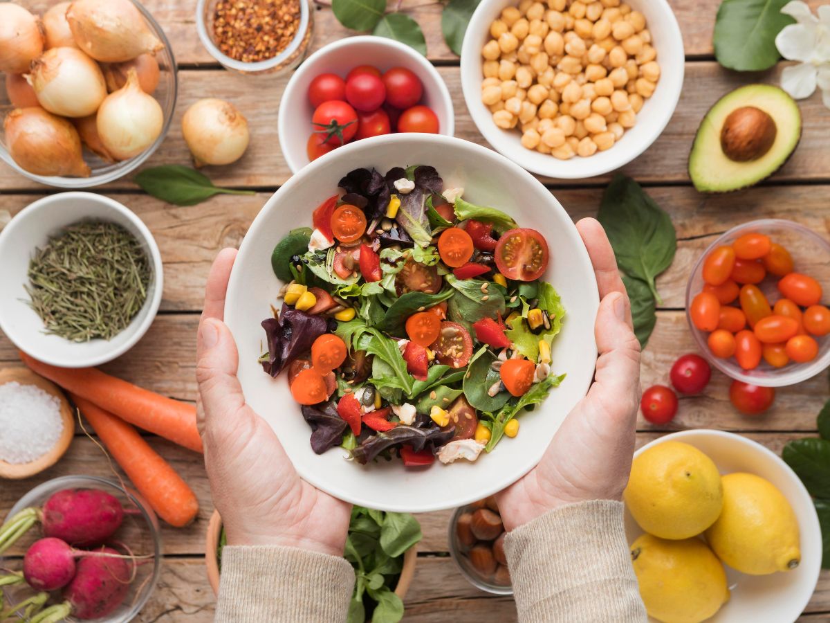 Un nuevo año ofrece nuevos comienzos y una oportunidad para restablecer sus hábitos alimenticios después de las fiestas. Andrea Delgado, dietista en Mayo Clinic, afirma que lo mejor es eliminar lo que no necesita, incluidas las sobras de las comidas festivas. 