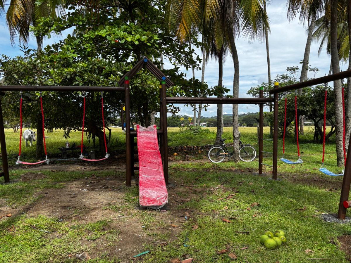 Visita de estudiantes de Dinamarca, junto con una jornada deportiva y musical, generaron los fondos para un nuevo Parque Infantil en Cangrejal
