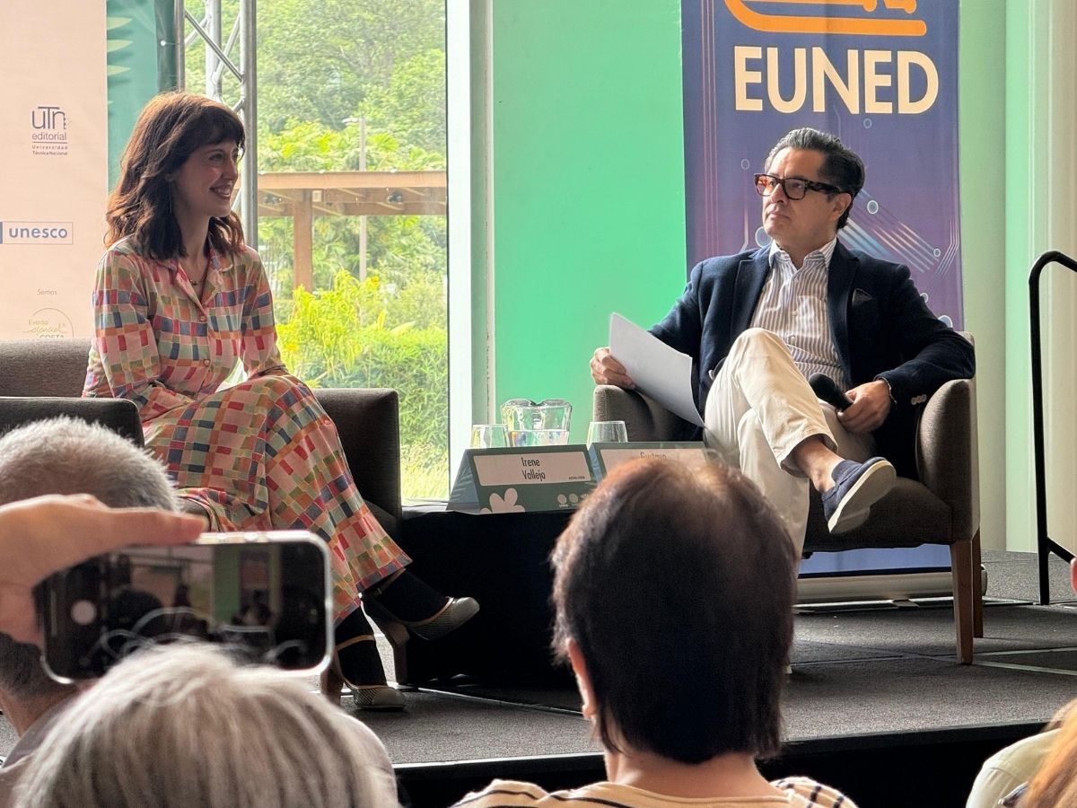 Durante un conversatorio organizado por la EUNED, escritora española propuso fortalecer bibliotecas públicas, celebrar la lectura colectivamente y leer con los niños como actos esenciales para formar lectores.