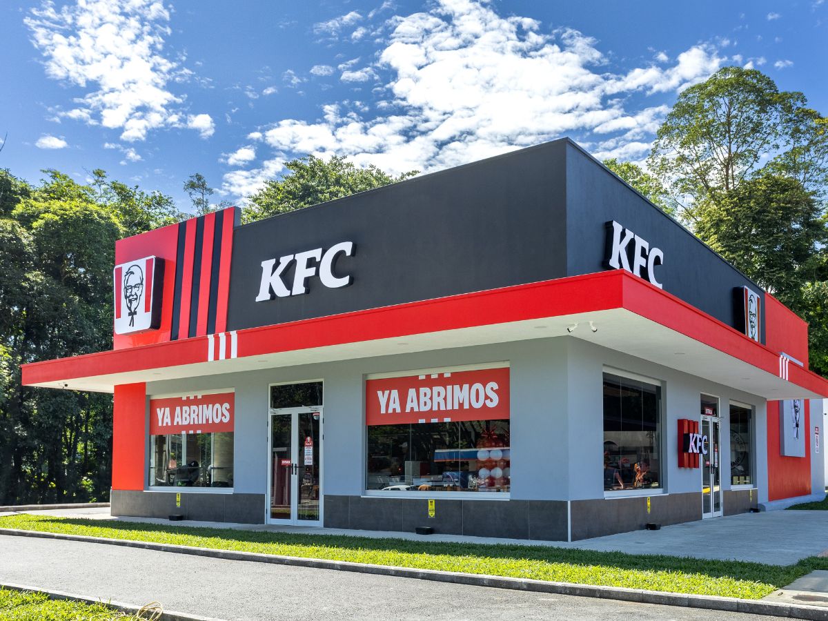 La marca avanza con una operación más sostenible con cubertería compostable, ahorro de agua y energía, y alianzas ambientales