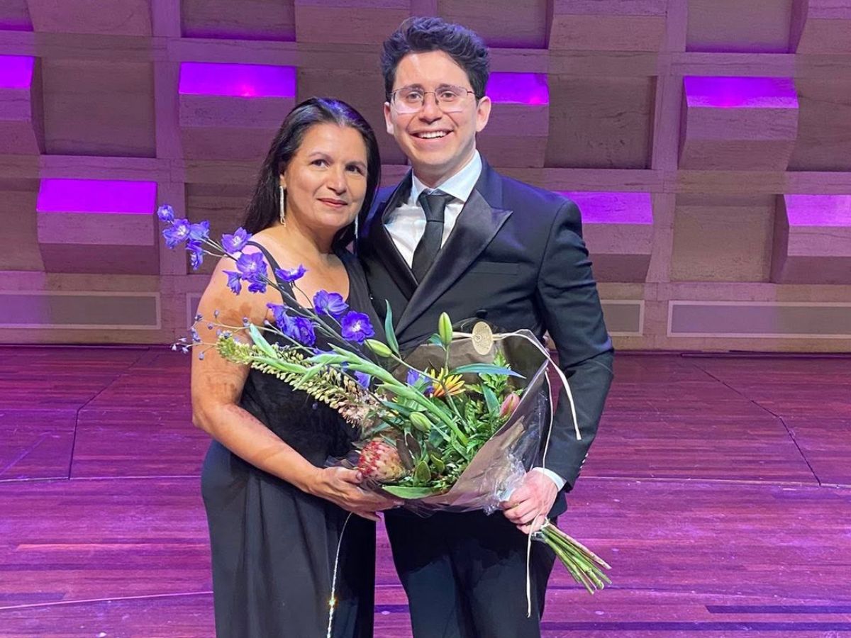 En la premiación, Luis Castillo Briceño estuvo acompañado por su madre, María Briceño, quien ha sido su fuerza y guía desde el inicio de su camino música.