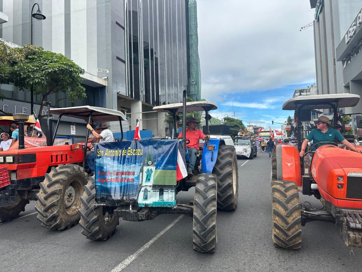 Tractores y camiones avanzan lentamente hacia Zapote