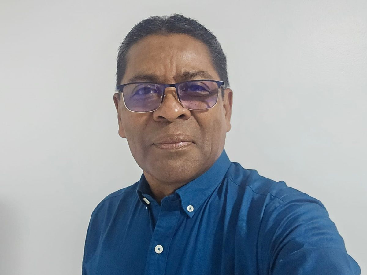 José Alfredo Jiménez Sánchez nació en Guanacaste (1966). Posee dos grados: Contaduría Pública y postgrado en Administración General. “Hacienda Montesol: el inicio de todo” es su primer libro publicado. Novela ambientada entre los años treinta al cincuenta del siglo XX.