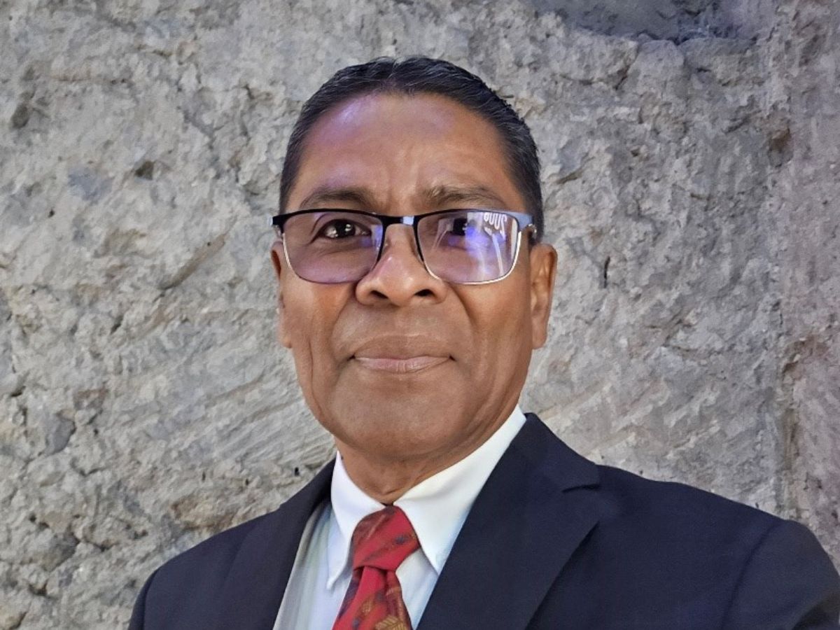 Mauricio González Velásquez (Dabeiba, Colombia, 1960) es un prolífico escritor que ha publicado trece novelas, doce poemarios, seis ensayos y un libro de relatos. Es notable su libro de ensayo. (Lumpemnización. Medellín: Full Color Editores, 2022,109). Carátula de Fabio Rosso. Ofreceré una muestra de corpus textuales, para que sea la voz autoral la que se deje escuchar.