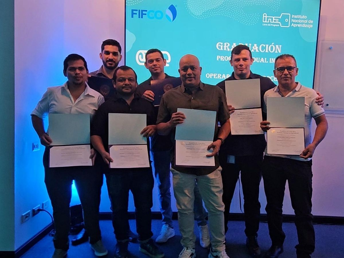 Siete personas colaboradoras finalizaron con éxito su formación técnica como Operadores de Procesos Productivos.