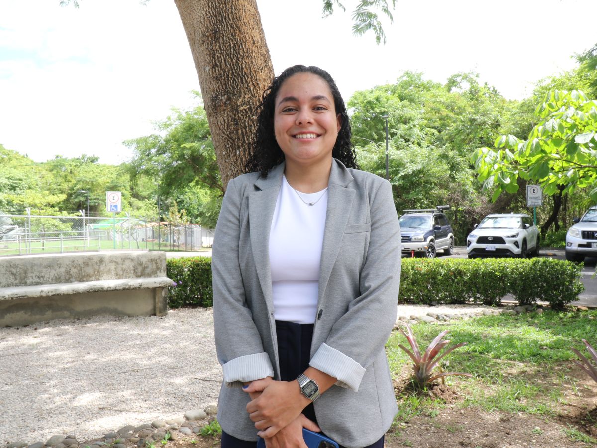 Olga Jenny Segura Cortés, graduada en Comercio y Negocios Internacionales, agradeció a la UNA por haberle abierto las puertas: “La Universidad Nacional me brindó la oportunidad de realizar mis estudios.