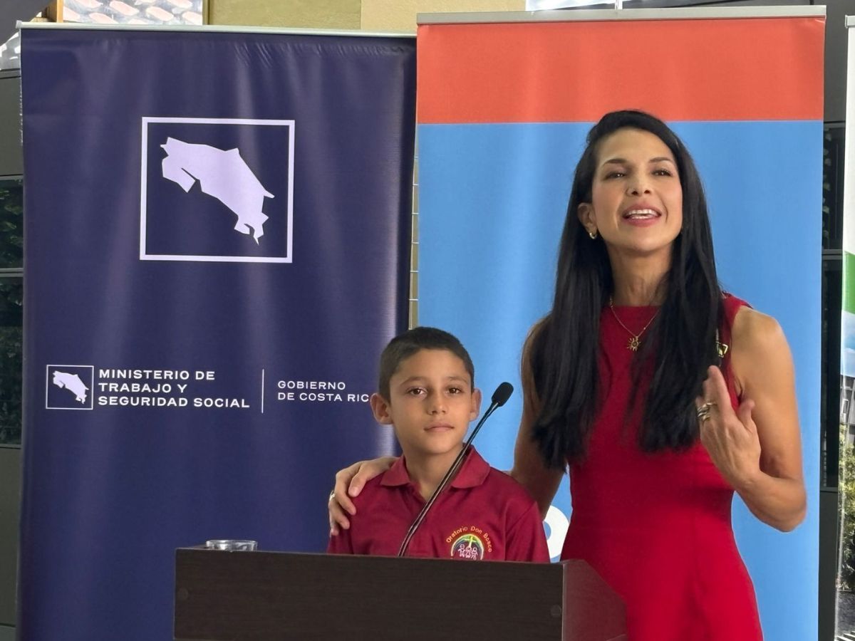 Ayer 12 de junio, el Ministerio de Trabajo y Seguridad Social conmemoró el Día Mundial contra el Trabajo Infantil con una actividad que reunió a representantes de los sectores clave, especialistas de la Organización Internacional del Trabajo (OIT) y un grupo de personas jóvenes, quienes tomaron la palabra para reiterar su compromiso con la defensa de sus derechos y el acceso a un desarrollo pleno, libre de este flagelo. Esta jornada fue un llamado a la acción conjunta para redoblar esfuerzos en la protección de la niñez y la adolescencia.