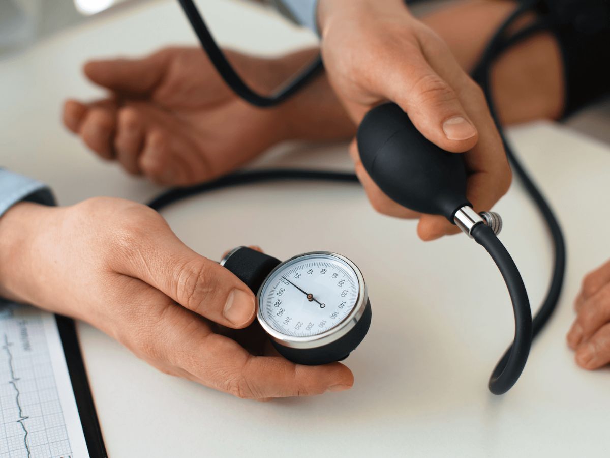 Cada 17 de mayo se celebra el Día Mundial de la Hipertensión Arterial, una fecha que busca concienciar sobre la importancia de prevenir, diagnosticar y controlar esta enfermedad, que afecta a millones de personas en todo el mundo. 