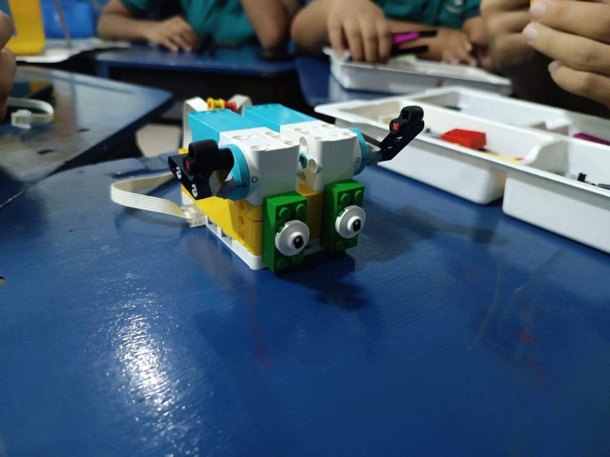 Beneficia a escolares y colegiales de 8 centros educativos del país.