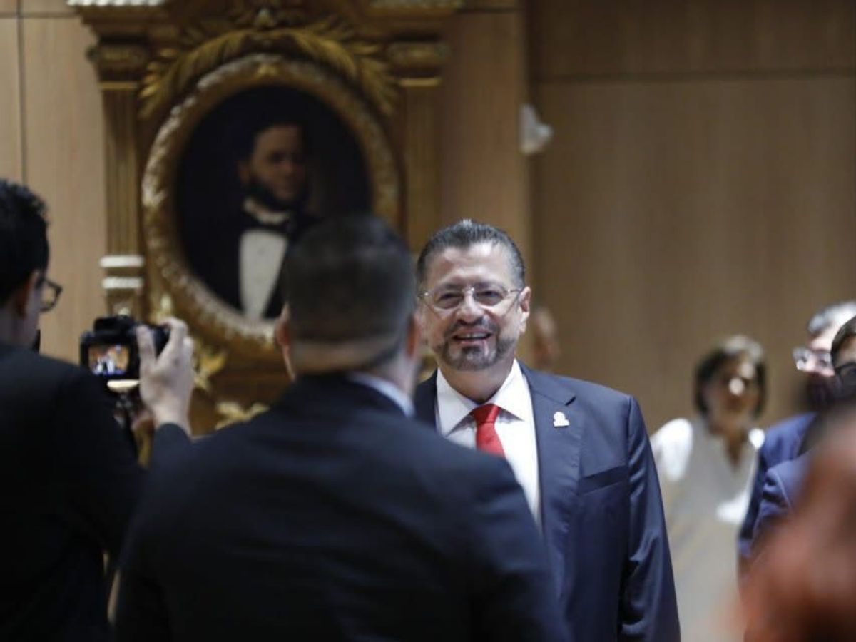 Cientas de personas acudieron a las afueras de la Asamblea para apoyarlo