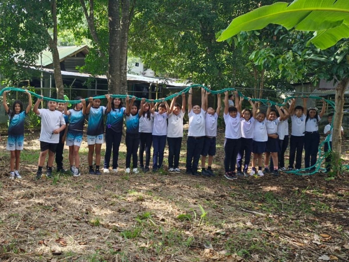 Estudiantes del Colegio Técnico Profesional de Cóbano, Escuela San Ramón de Ario y Santa Teresa se convirtieron este año guardianes del mono Congo, gracias a una coordinación realizada entre La Dirección Regional de Educación de Peninsular, por medio de la Asesoría Regional de Ciencias y La Asociación sin fines de Lucro Somos Congo