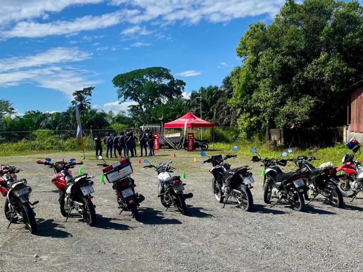 El Consejo de Seguridad Vial (COSEVI) desarrolló un conjunto de 25 talleres dirigidos a motociclistas de todo el país, con el propósito de fortalecer sus habilidades de conducción y reducir el número de muertes que afectan a este grupo de usuarios, el más vulnerable en la vía pública, impactando un total de 421 conductores de motocicleta