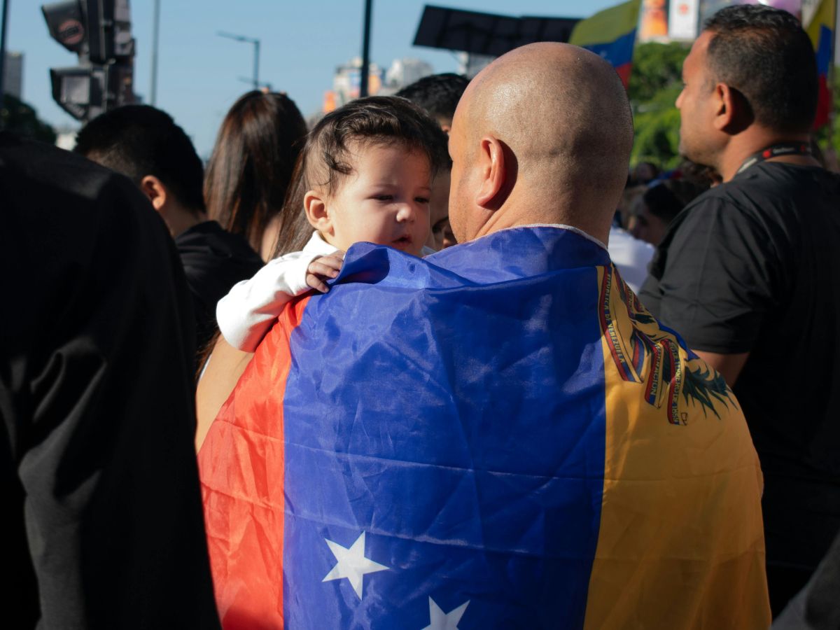 La incertidumbre sigue reinando en Venezuela tras la captura de Nicolás Maduro por parte de las fuerzas armadas de Estados Unidos; las manifestaciones públicas, hasta el momento, arrojan poca luz con respecto a los pasos a seguir, mientras se mantiene una amenaza latente por una nueva incursión militar.