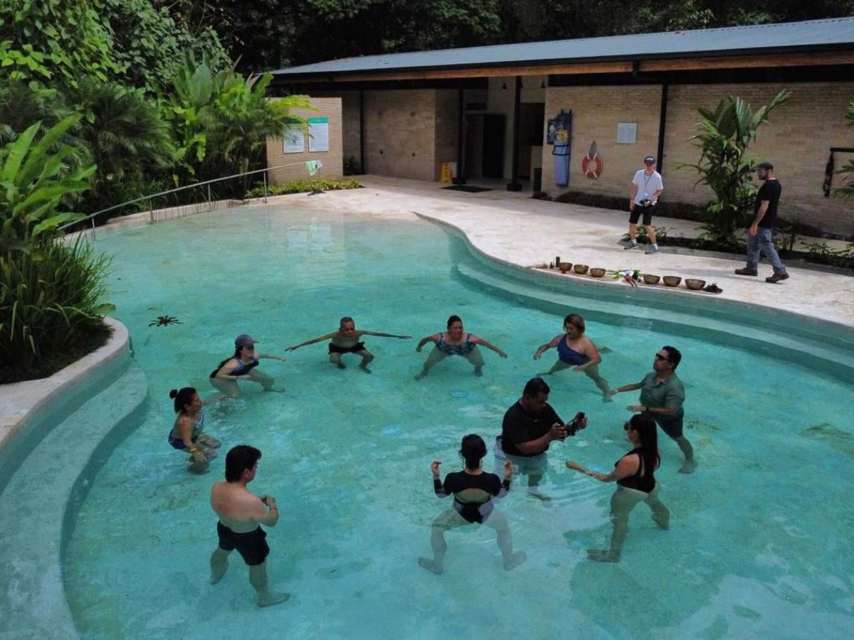 Empresa Bienestar Esencial y Hot Springs de La Fortuna se unen para mezclar la medicina y relajación con los cuentos tibetanos