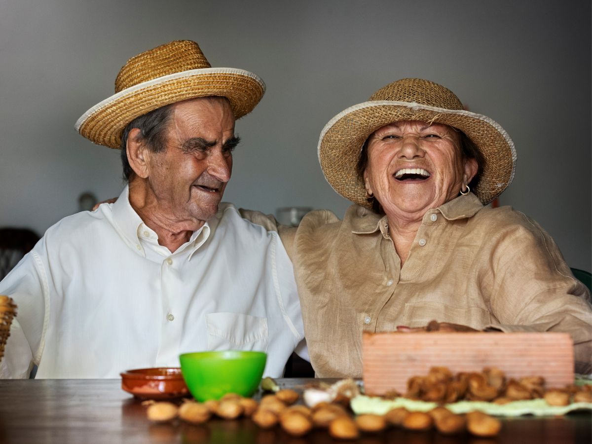 Bajo el lema "La era de la longevidad: Repensar los sistemas para vidas más largas", la conmemoración de este año invita a reflexionar sobre una pregunta clave para el presente y el futuro de nuestras sociedades: ¿cómo deben adaptarse las políticas y los sistemas para favorecer una vida digna?
