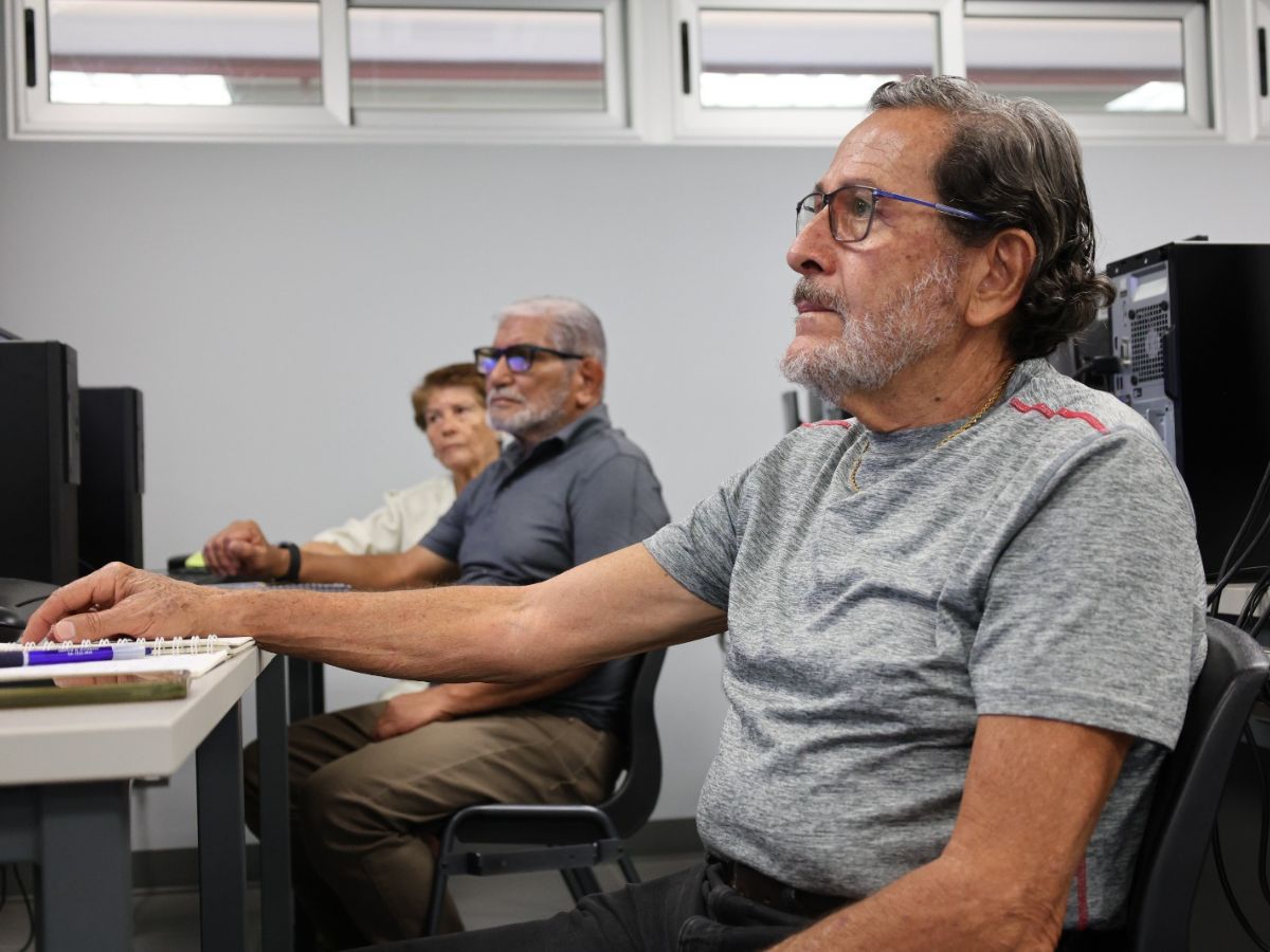 La Universidad Nacional (UNA) habilitó un curso de seis semanas para que personas adulas mayores puedan aprender sobre elementos básicos de computación y tecnología.