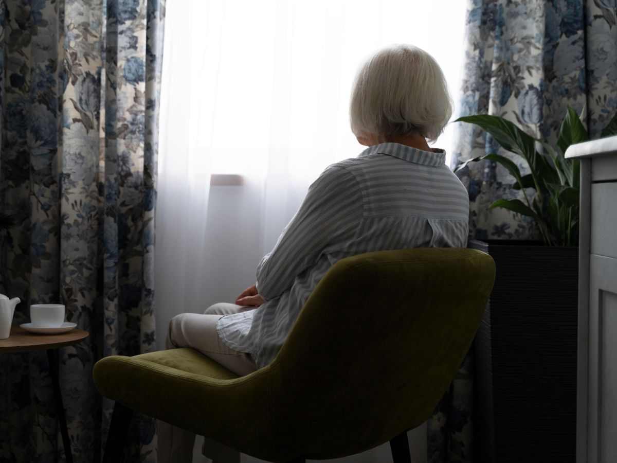 Los científicos saben que la edad es el mayor factor de riesgo de la enfermedad de Alzheimer, pero el envejecimiento por sí solo no explica por qué algunas personas desarrollan la condición mientras que otras no. La genética, los factores del estilo de vida y las influencias ambientales también parecen desempeñar un rol.