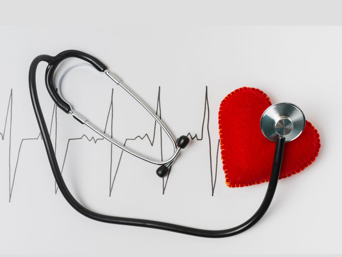 ¿Ha notado que a veces su corazón se acelera o parece que se salta un latido? Divya Korpu, M.B.B.S., del área de Medicina Cardiovascular del Sistema de Salud de Mayo Clinic (Eau Claire, Wisconsin), le explica a qué se debe y si tienen tratamiento.