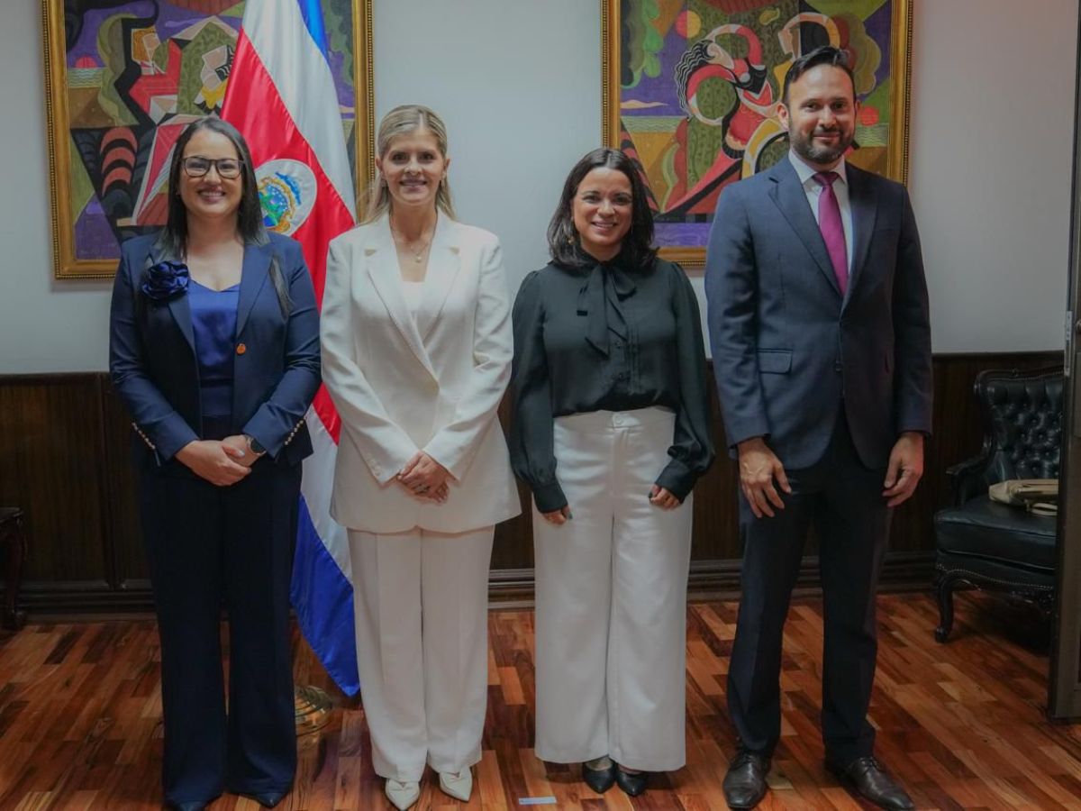 El Ministro de Obras Públicas y Transportes, Efraím Zeledón Leiva, será acompañado en su gestión por la Viceministra Administrativa y de Gestión Estratégica, Licda. Suleyka Aymerich Pérez, el Viceministro de Infraestructura, ingeniero Pablo Camacho Salazar y la Viceministra de Transportes, ingeniera Sofía Fallas Barquero.