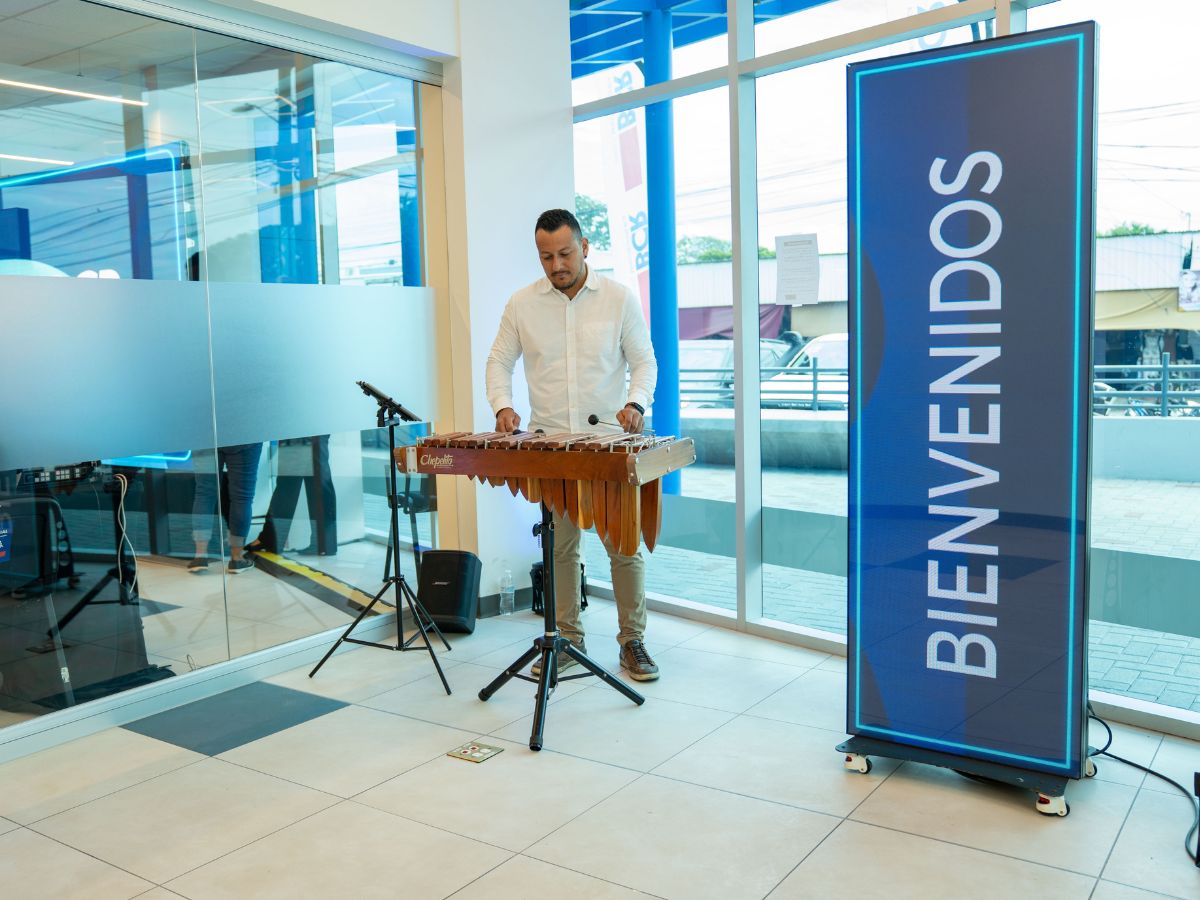 Inauguración de BCR en Santa Cruz