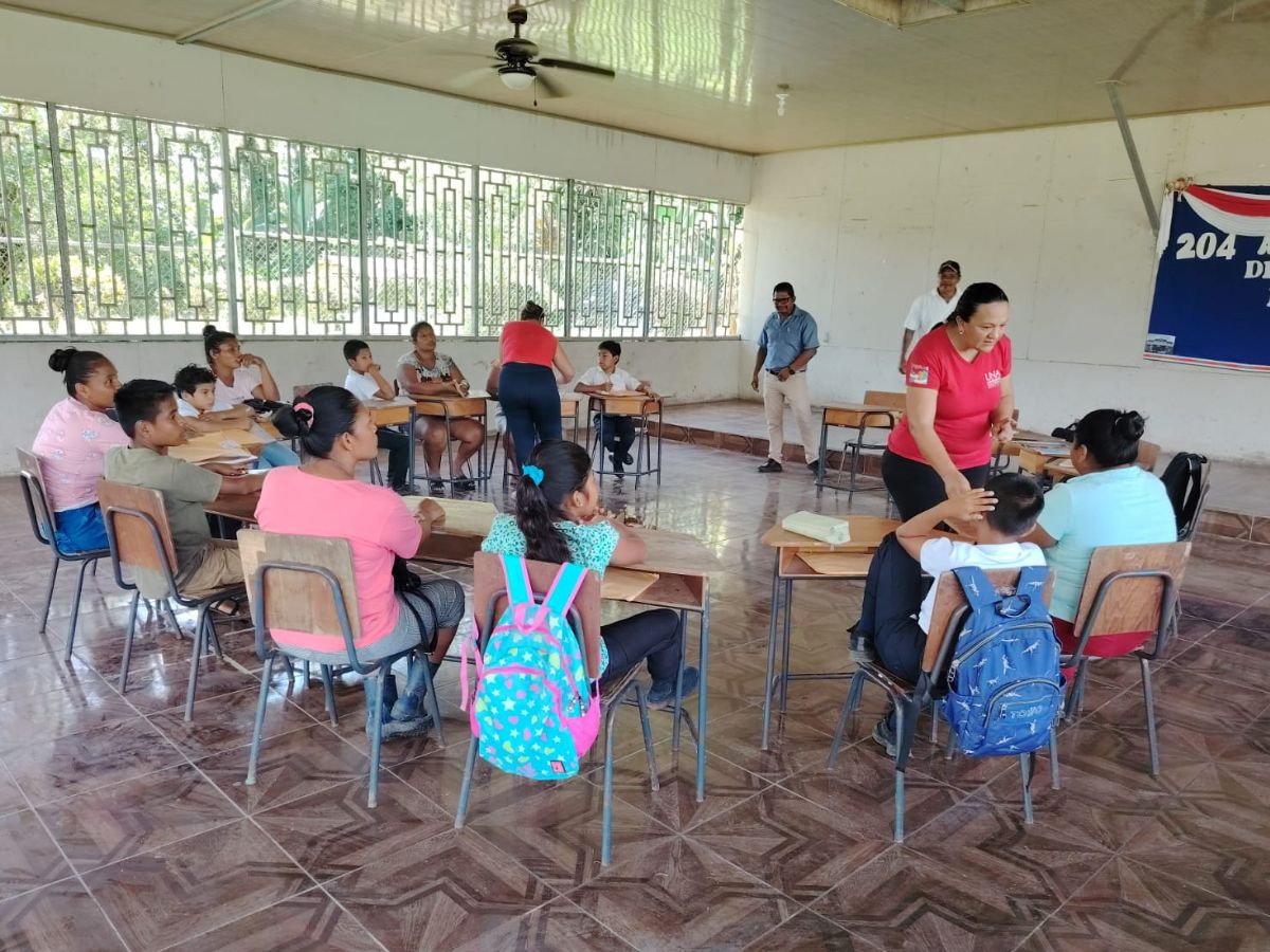 La comprensión lectora de 385 estudiantes de cuarto grado pasó del 21% al 65% tras ocho semanas de tutorías telefónicas aplicadas en cuatro regiones del país.