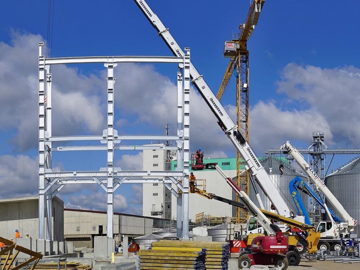 MAS DEMANDA. La reducción en los precios de los materiales de construcción impulsa el desarrollo de nuevas obras especialmente en zonas industriales, el turismo y las zonas francas. Fotografía: Pyxabay.