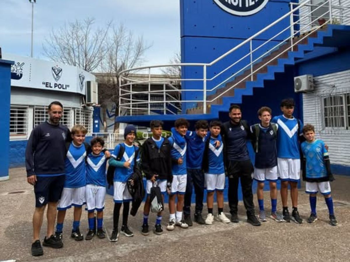 Los futbolistas de T Wave Football Academy de Santa Cruz, fueron parte de una gira internacional la semana anterior, donde se unieron a los entrenamientos de Club Atlético Vélez Sarsfield.
