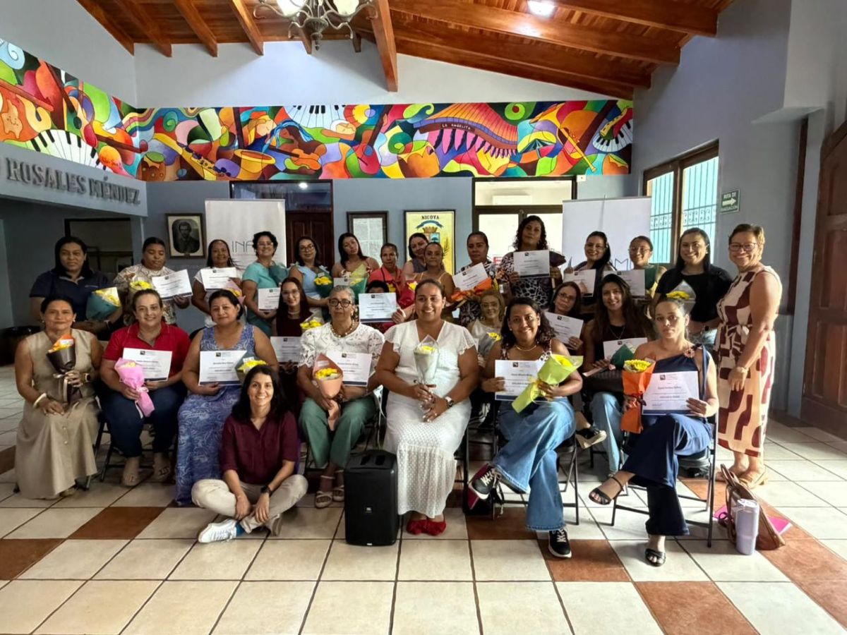 23 mujeres concluyeron el programa “Develando el Género”, una metodología que promueve el empoderamiento económico, el liderazgo y la participación activa de las mujeres.