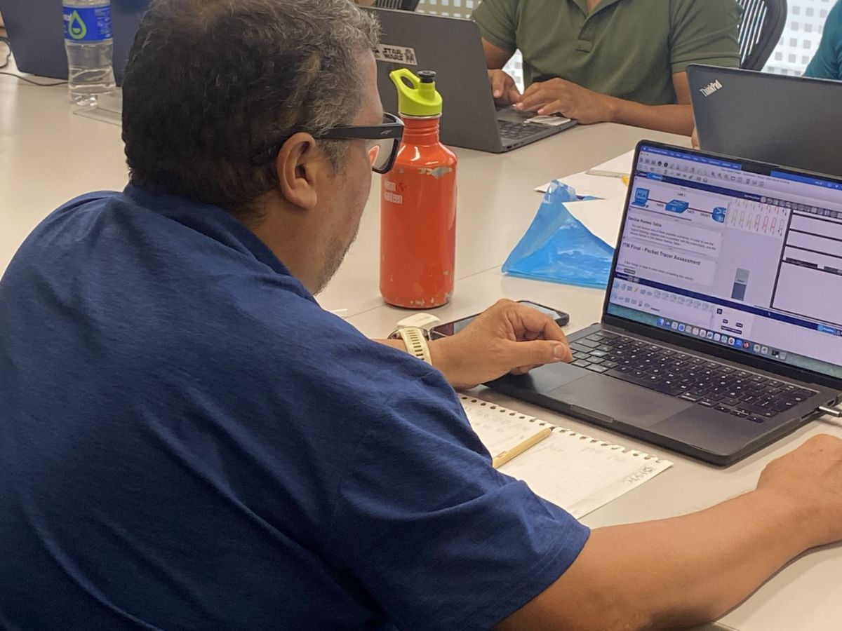 Los docentes instructores podrán impartir y certificar a los estudiantes en cursos del programa Cisco Networking Academy.