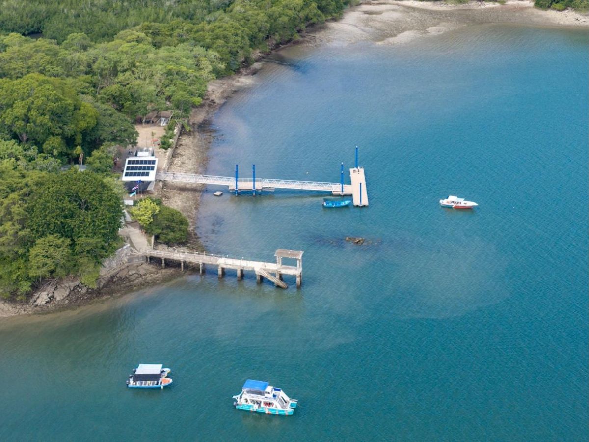 La obra fue inaugurada por la presidente de la República,Laura Fernández Delgado esta tarde en la isla, en compañía de Marcos V. Borges, presidente ejecutivo del ICT, integrantes del Gabinete e invitados especiales como parte de la Gira Presidencial por Puntarenas.