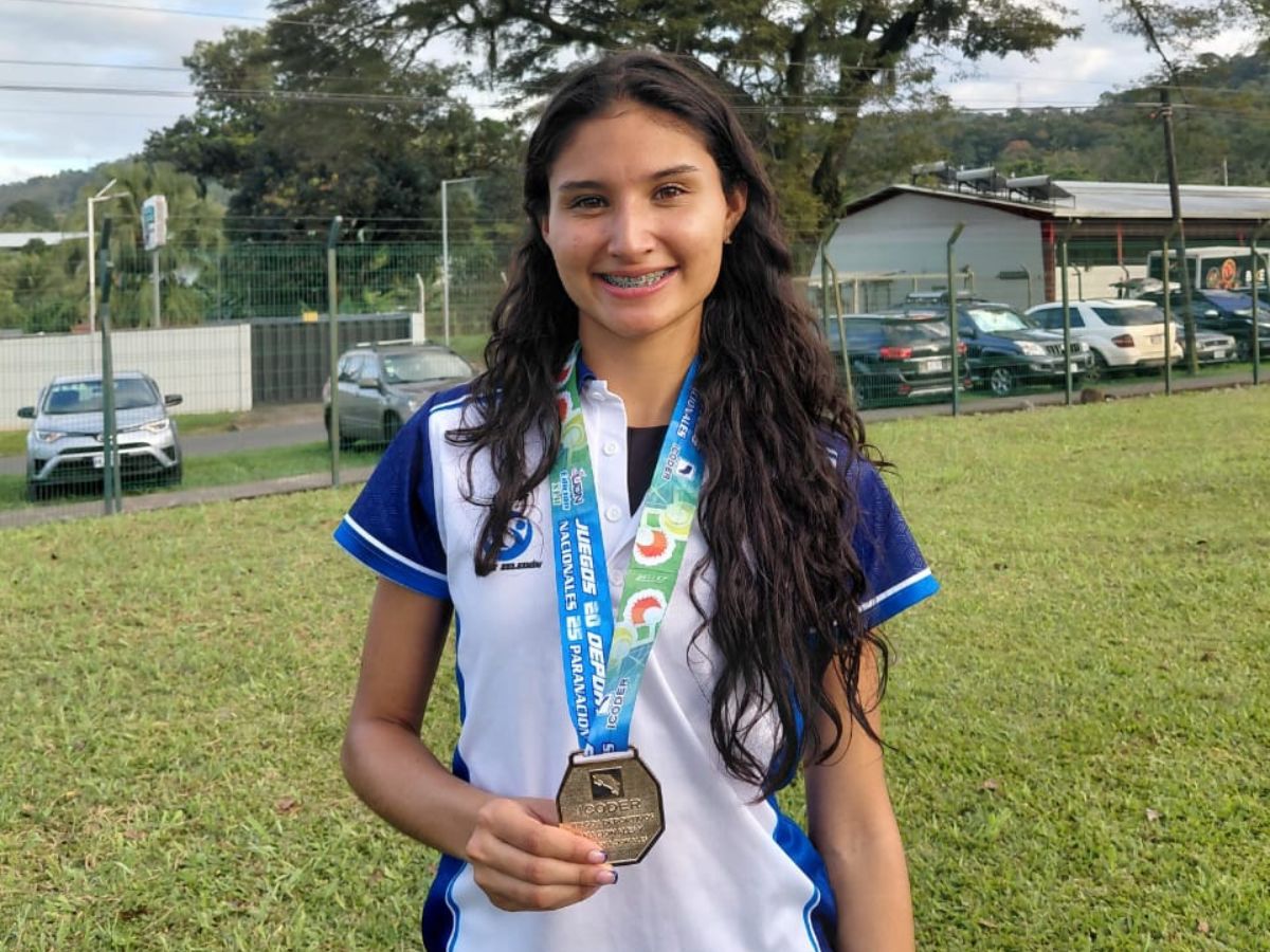 Chelsea Araya Ulloa, estudiante de Psicología de la Universidad Nacional (UNA), ganó la primera medalla de oro que se disputó en los Juegos Deportivos Nacionales 2026, al imponerse en los 10.000 metros marcha, con un tiempo de 57 minutos y 33 segundos.