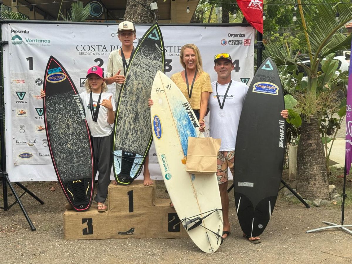 Padre, madre e hijos cultivan el amor por el deporte de las olas