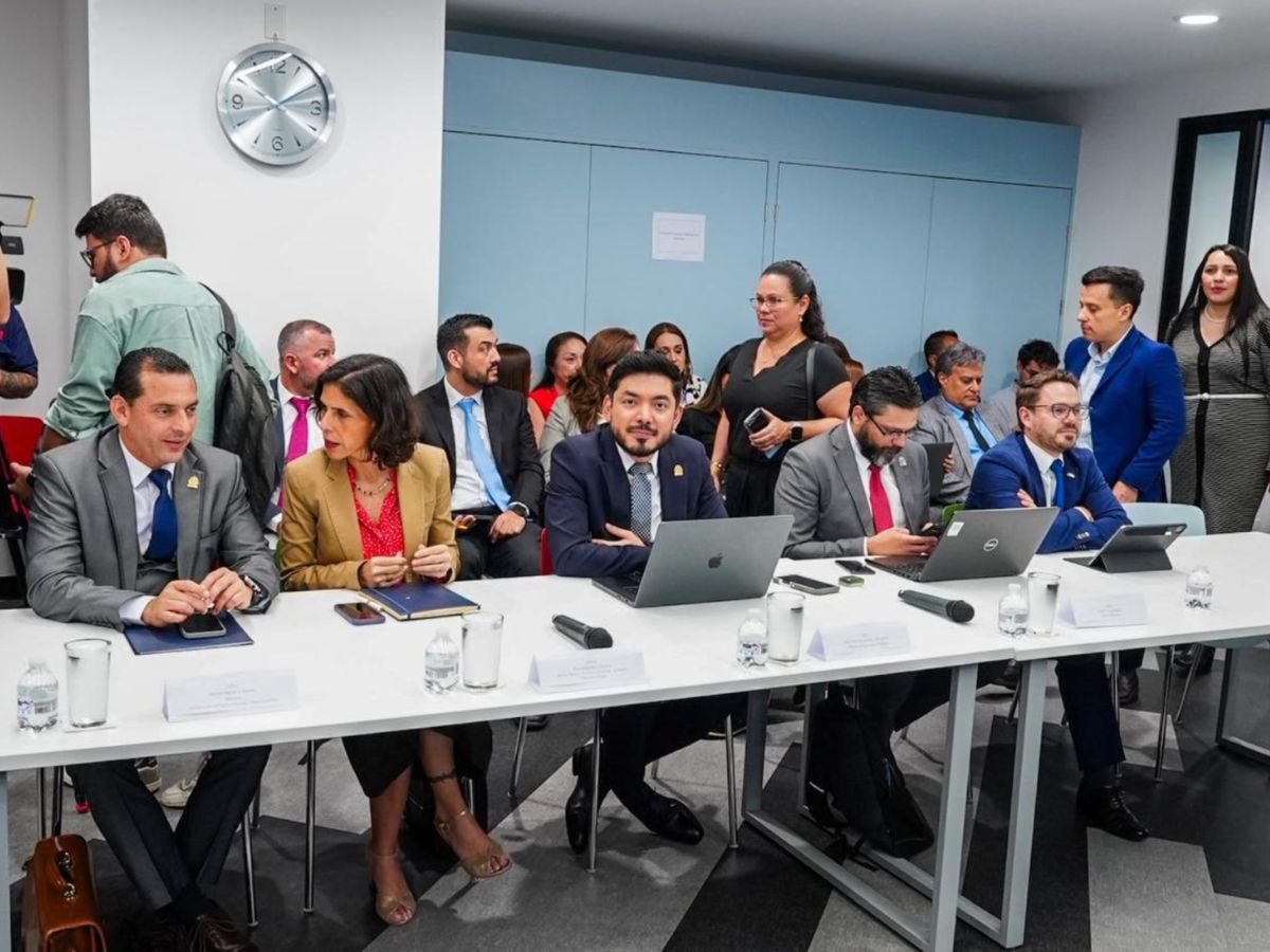 El Gobierno de la República inició la negociación del Fondo Especial para la Educación Superior (FEES) 2027 con un planteamiento claro: más allá del monto de los recursos, la discusión debe centrarse en el impacto, la eficiencia y los resultados que la inversión en educación superior genera para el país.