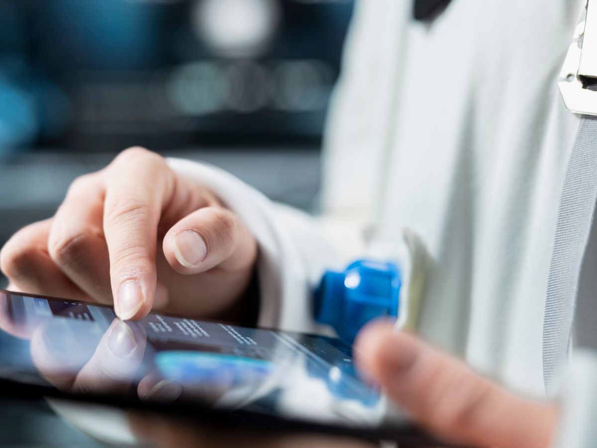 En un laboratorio de neurología de Mayo Clinic, el Dr. Benjamin Brinkmann estudia los ritmos eléctricos del cerebro a lo largo de días, semanas y meses, en busca de patrones que revelen cuándo es más probable que se produzcan las crisis epilépticas.