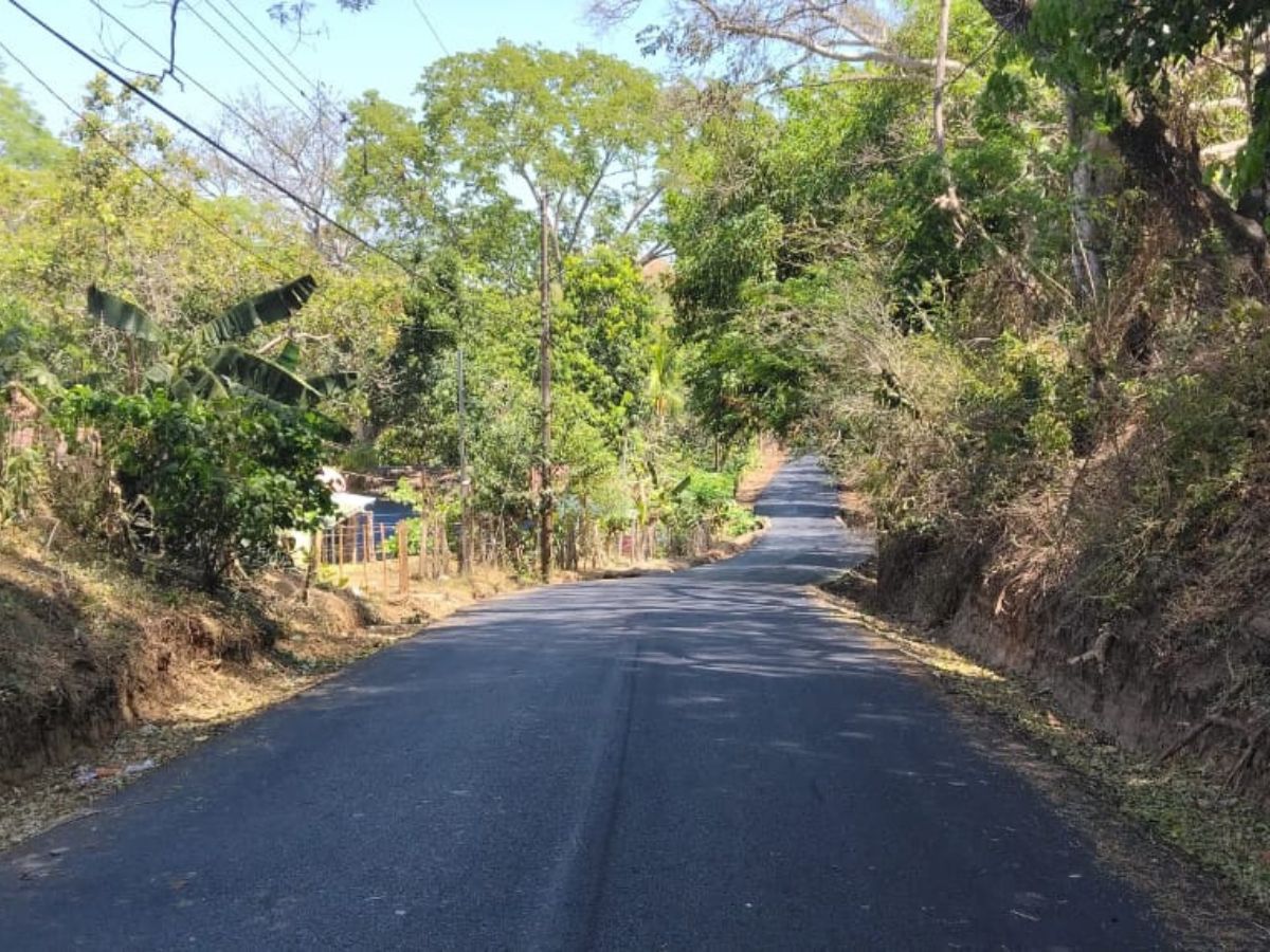 Los trabajos incluyen la conformación de la estructura vial, colocación de subbase y base granular, construcción de cunetas y la colocación de carpeta asfáltica