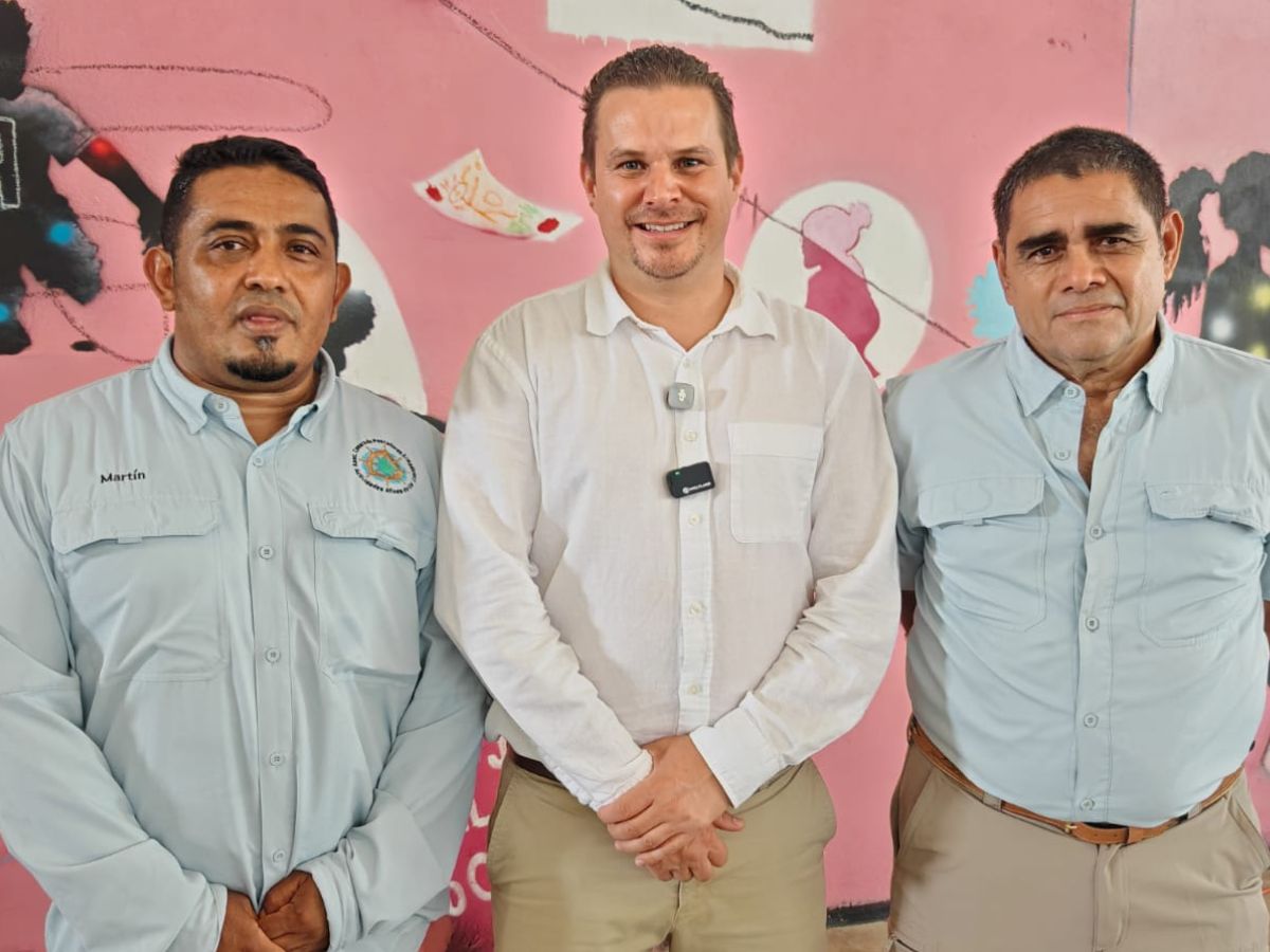 Martín Contreras y Jesús Méndez y de la Cámara de Pescadores junto con Ricardo Quesada, presidente ejecutivo del Inder