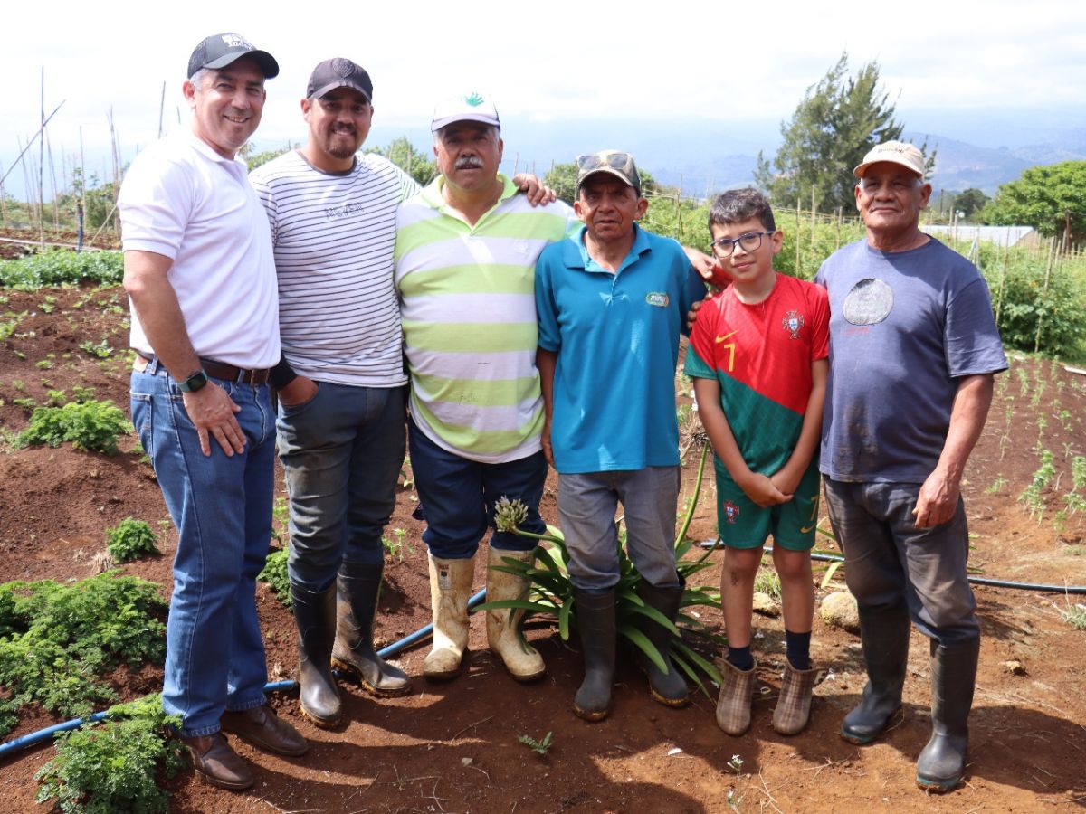 Beneficiarios del proyecto en el asentamiento El Tigre, en Oreamuno