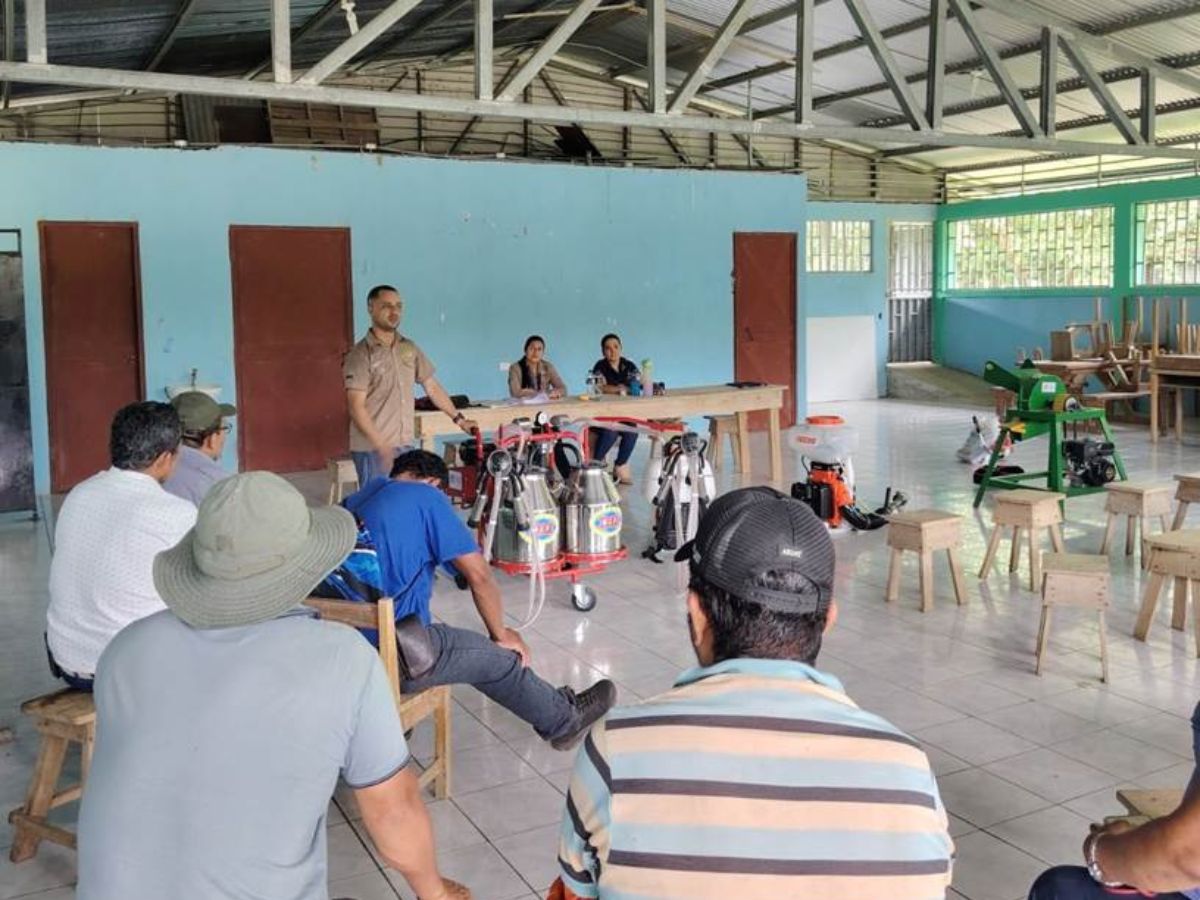 Se entregaron equipos e insumos esenciales como picadoras de pasto, motobombas, equipos de ordeño, fertilizantes, tanques de almacenamiento de agua y motoguadañas