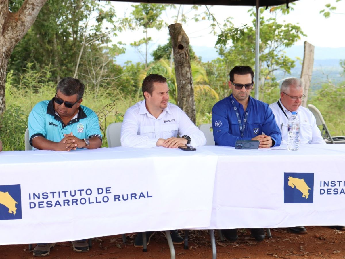 Mesa principal durante la inauguración