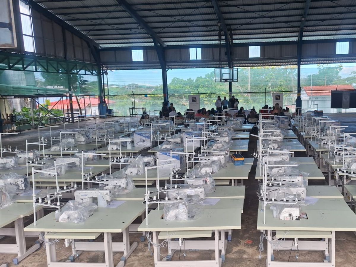 32 familias de Puriscal, Mora y Turrubares, se benefician con la dotación de equipo industrial para costura.