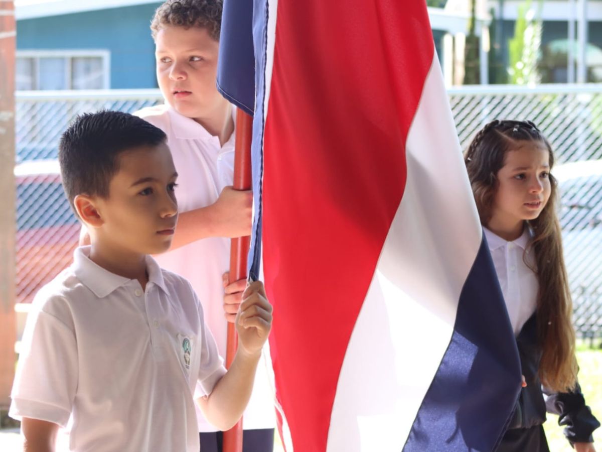Durante el acto cívico de inicio de clases se realizó la formalización de entrega de la escritura