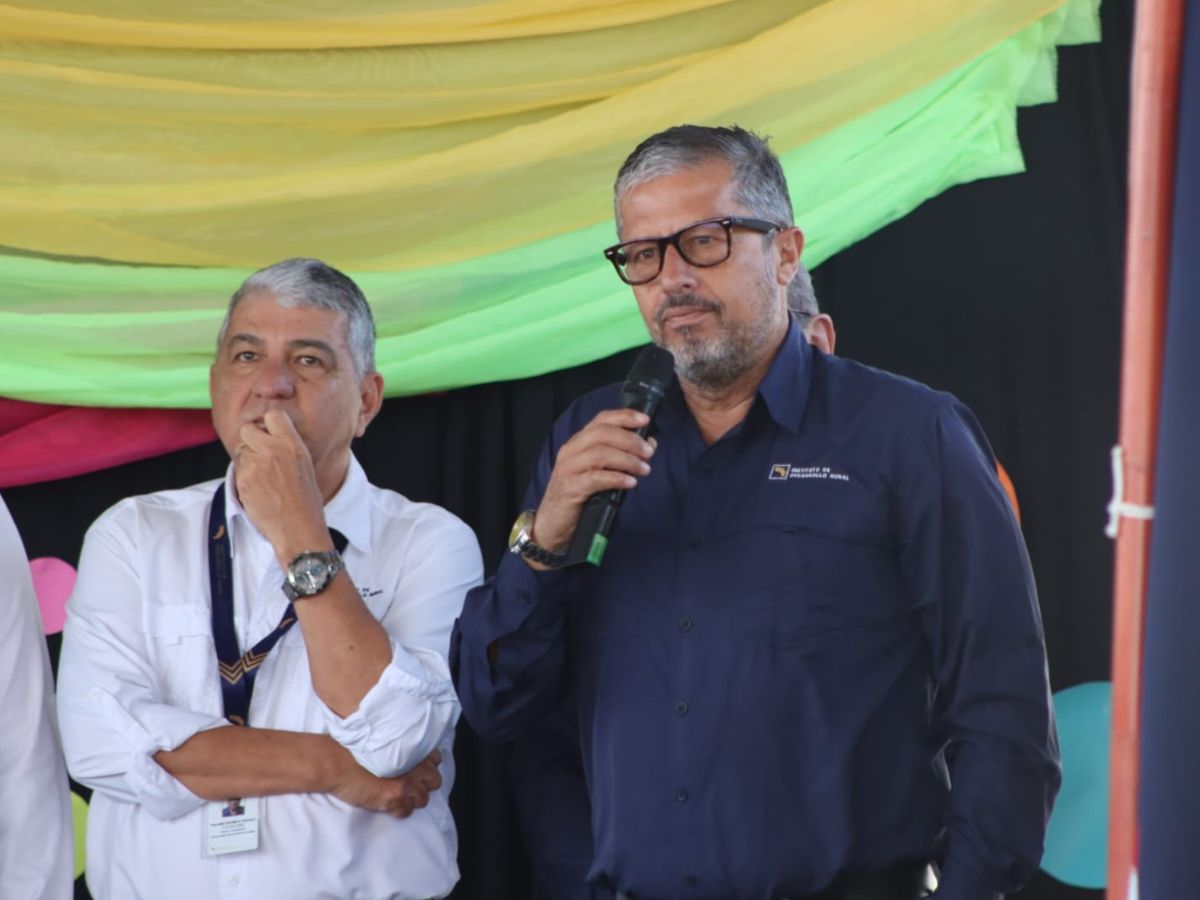 Marvin Cordero, Jefe de la Oficina Territorial de Turrialba y Luis A. Martínez, director de la Región Central.