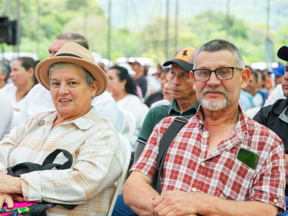Vecinos de la comunidad y beneficiarios
