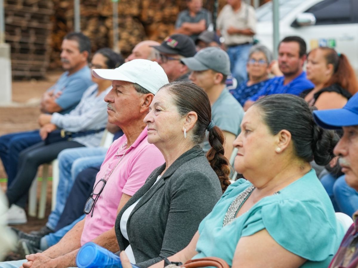 Vecinos de la comunidad y beneficiarios