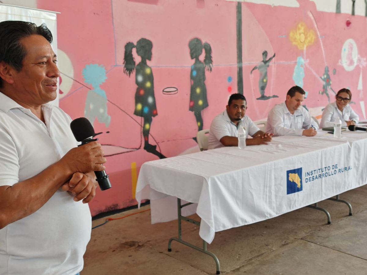 28 familias de comunidades costeras fortalecen su actividad productiva con nuevos motores fuera de borda que entregó el Inder.