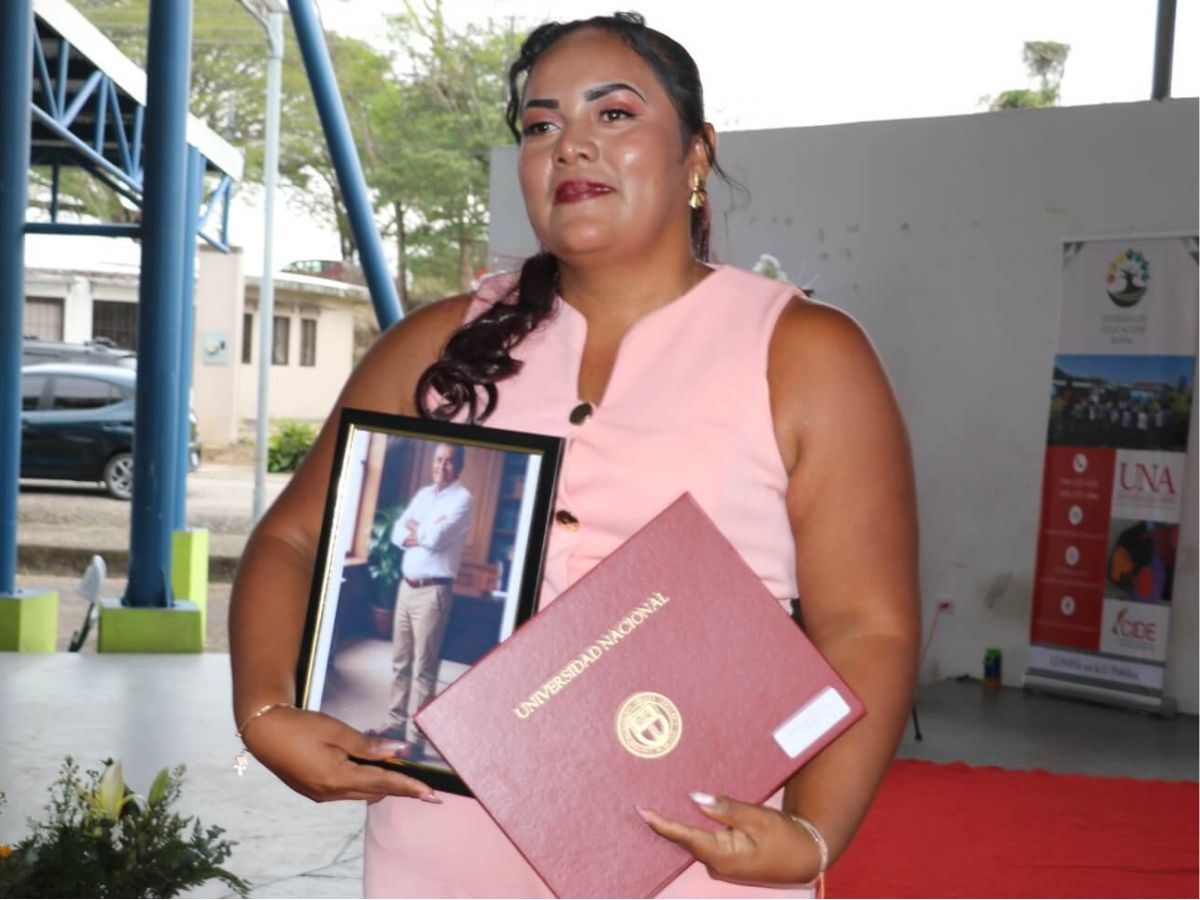 Katia Parrales, vecina de Santa Cecilia de La Cruz, Guanacaste, comenzó el 2026 con entusiasmo y optimismo junto a su padre, Luis Felipe Parrales, quien durante tres años la impulsó a cumplir su meta de convertirse en profesional en educación. Sin embargo, tres meses antes de verla recibir su título, don Luis Felipe falleció.