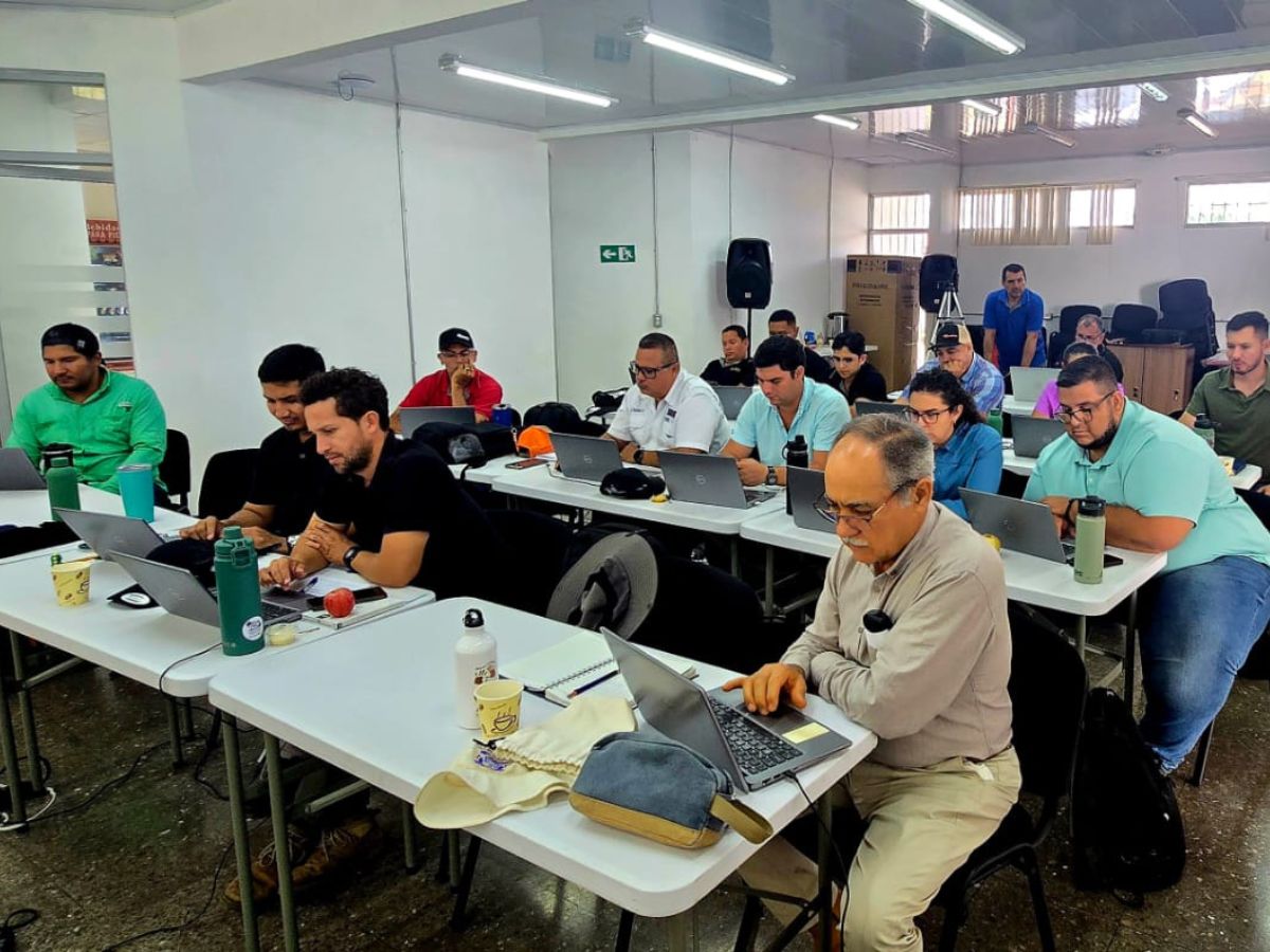 La tecnología apoya a personas productoras con mapas y mediciones para planificar mejor, usar menos insumos y proteger el suelo